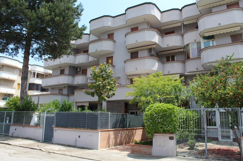 Appartamento trilocale in complesso residenziale con piscina in vendita a Lido delle Nazioni