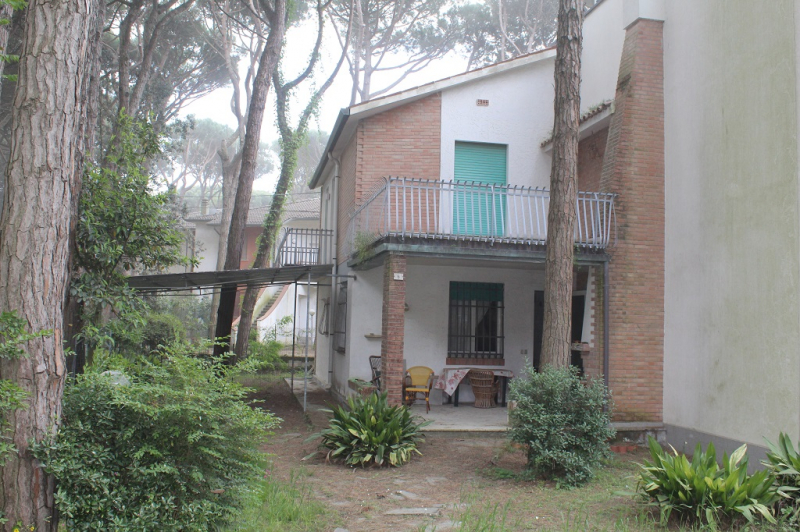 Lido degli Estensi Zona Pettine, in affitto Villa bifamiliare libera su tre lati con ampio giardino, tre camere e due bagni