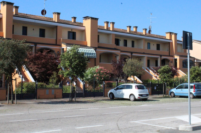 Lido degli Estensi Apartment in a recently built villa on two levels with terrace, parking space and two bathrooms..