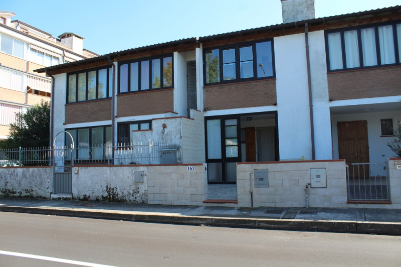 Three-room apartment in a villa on the ground floor with independent heating. Independent entrance not far from the center