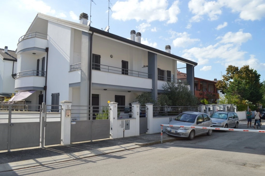 Lido degli Estensi Villetta di recente costruzione su tre livelli con finiture di pregio, tre camere e tre bagni