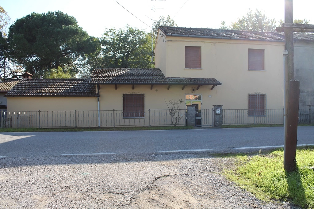 Villetta bifamiliare di ampia metratura su due livelli con giardino privato e garage a Longastrino - Ravenna 